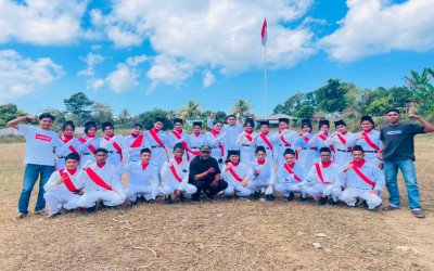 Peserta Didik SMA Negeri 1 Adonara Tengah Bertugas sebagai Paskibra pada Upacara HUT Kemerdekaan RI di Lapangan Baowayak Lite